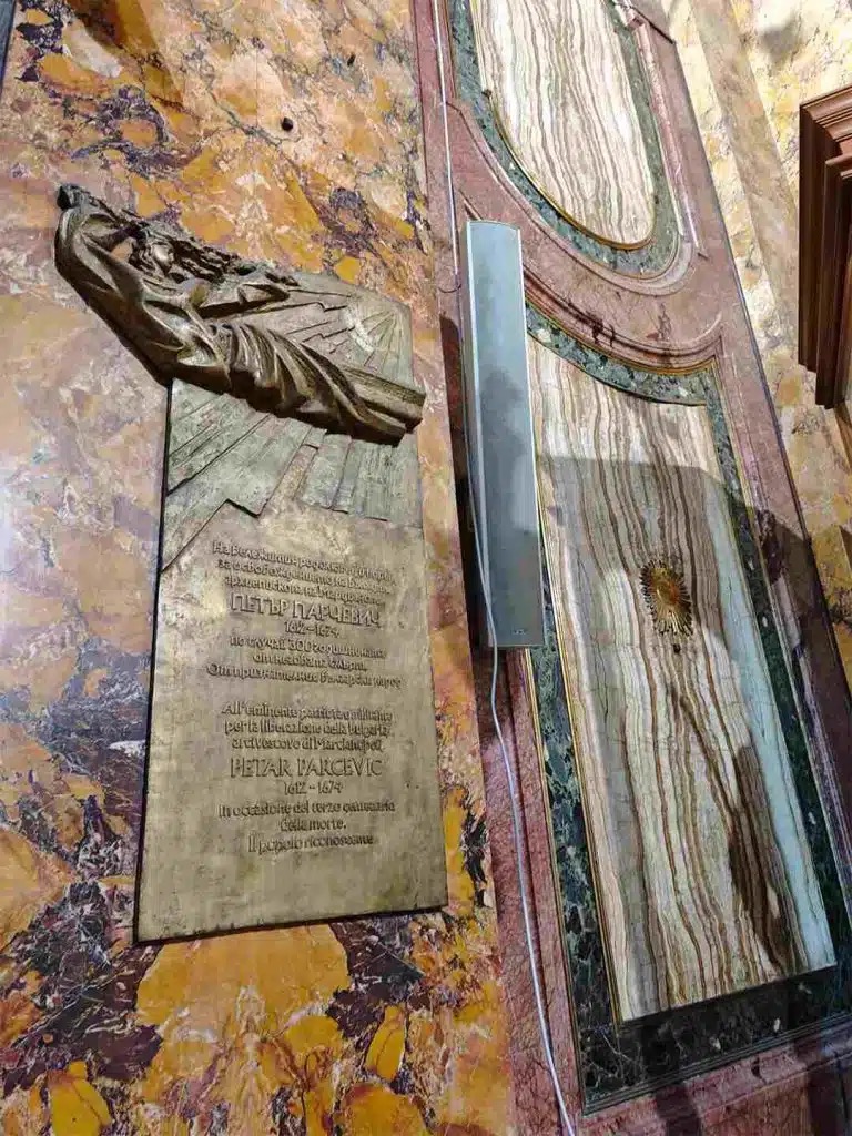 Паметна плоча по случай 300-годишнината от смъртта на Петър Парчевич, поставена на 23 юли 1974 г. в „Сант Андреа деле Фрате“