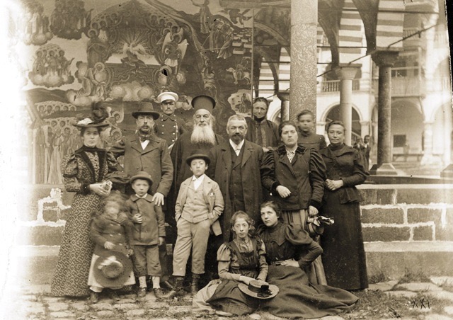 Снимка в Рилски манастир, 1897 г. Вляво от свещеника е Михаил Маджаров, а вдясно – Стефан Бобчев. Фото Димитър Карастоянов