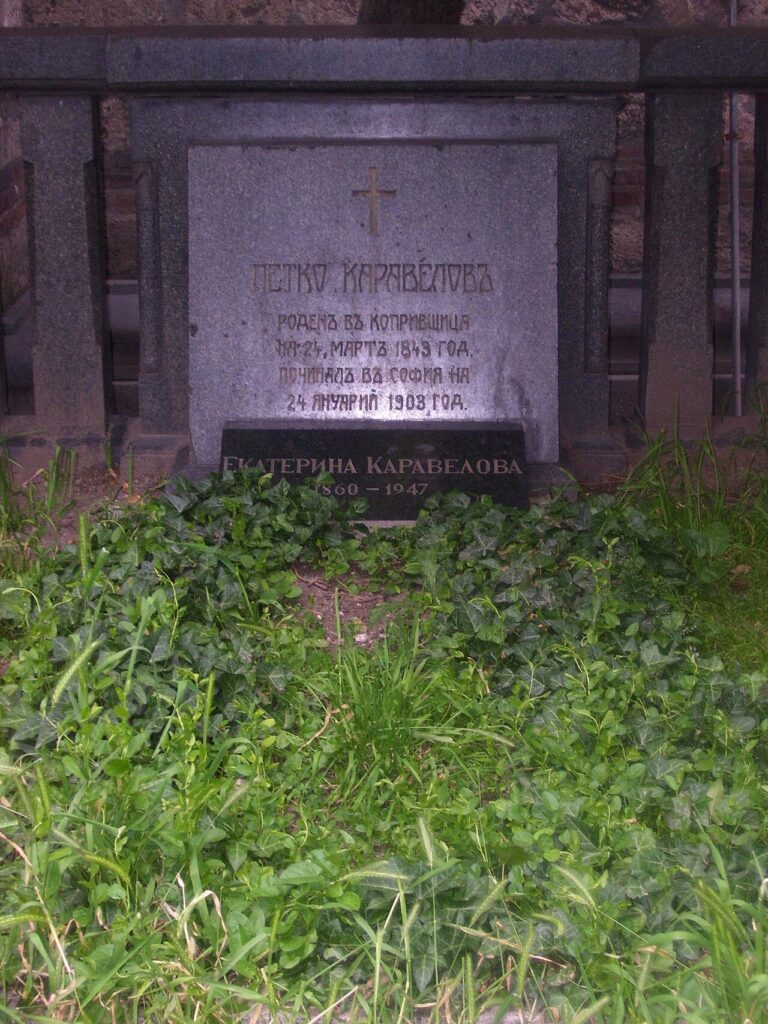 Гробът на Петко и Екатерина Каравелови зад църквата „Свети Седмочисленици“ в София