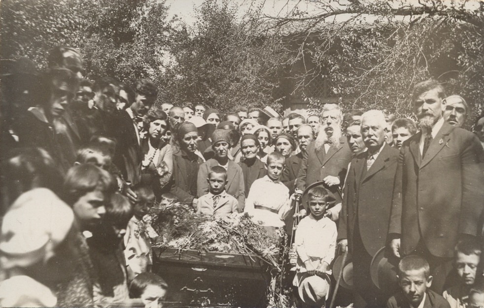 More details
Погребението на тленните останки на Дебелянов в Копривщица, 1934 г.