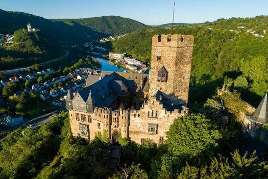 Part 7: Lahneck Castle – The Legend That Still Haunts the Rhine
Incredible Castles You Can See from a Rhine River Cruise