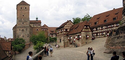 The courtyard with Heidenturm (Heathens' Tower), Kaiserkapelle (Imperial Chapel), and Tiefer Brunnen (Deep Well)
