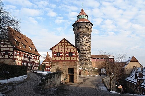 Tiefer Brunnen (Deep well, small building with gable roof in the middle) and Sinwellturm (Sinwell Tower)