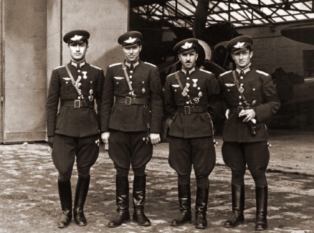 Петър Бочев, Чудомир Топлодолски, Стоян Стоянов и Христо Кръстев пред хангар на летище Божурище