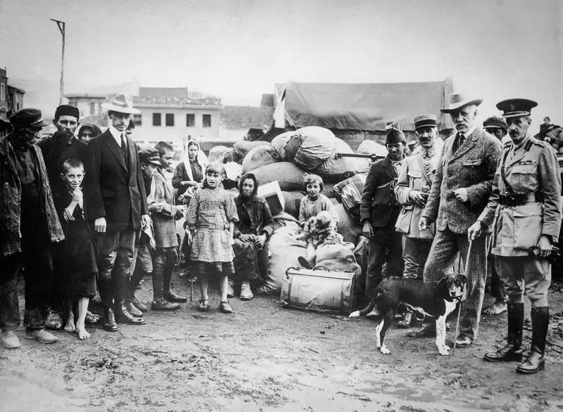 Историческата фотография от Родосто, 1922 г.. Тя показва Нансен сред бежанци